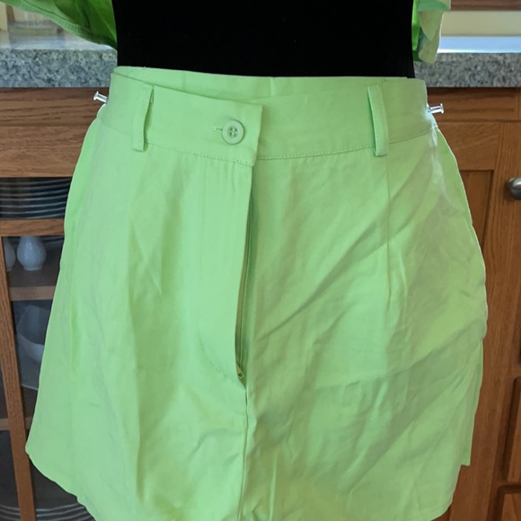 Short and crop top outfit - Picture 3 of 7